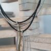 Collier femme trois rangs en cuir rond noir et argent, pendentifs argentés et vieil or