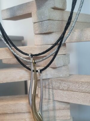 Collier femme trois rangs en cuir rond noir et argent, pendentifs argentés et vieil or – Image 3