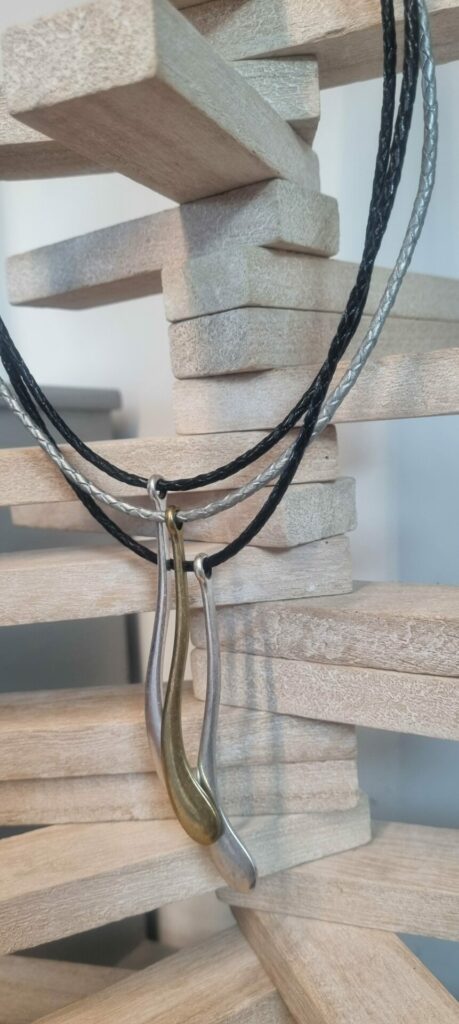 Collier femme trois rangs en cuir rond noir et argent, pendentifs argentés et vieil or