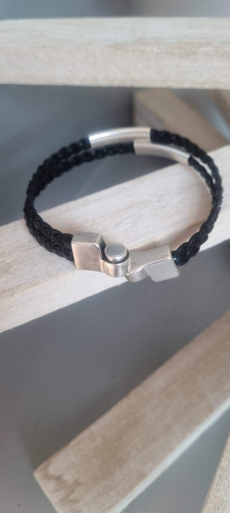 Bracelet homme en cuir tressé noir et tubes argentés