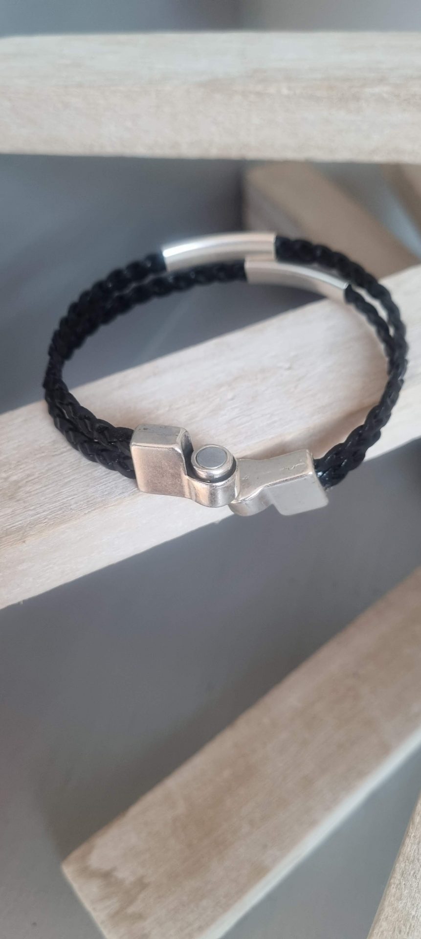 Bracelet homme en cuir tressé noir et tubes argentés