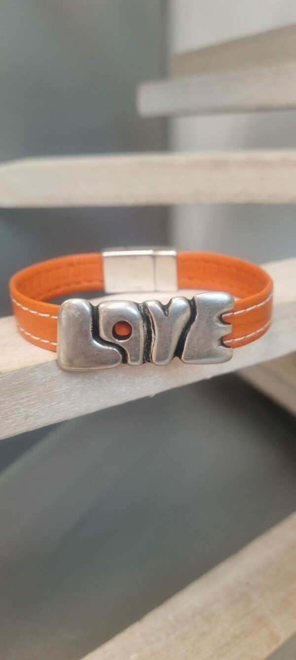 Bracelet femme en cuir orange et passant "LOVE"