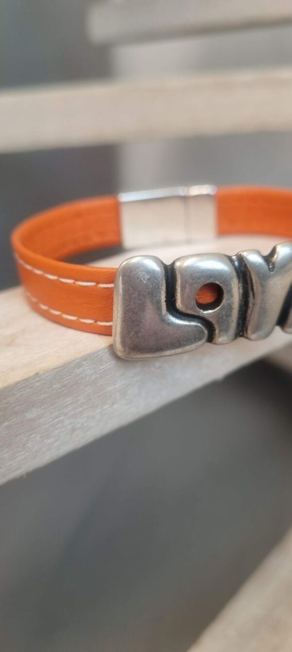 Bracelet femme en cuir orange et passant "LOVE"