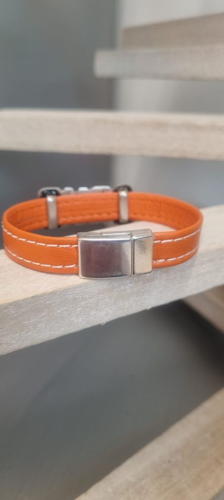 Bracelet femme en cuir orange et passant "LOVE"