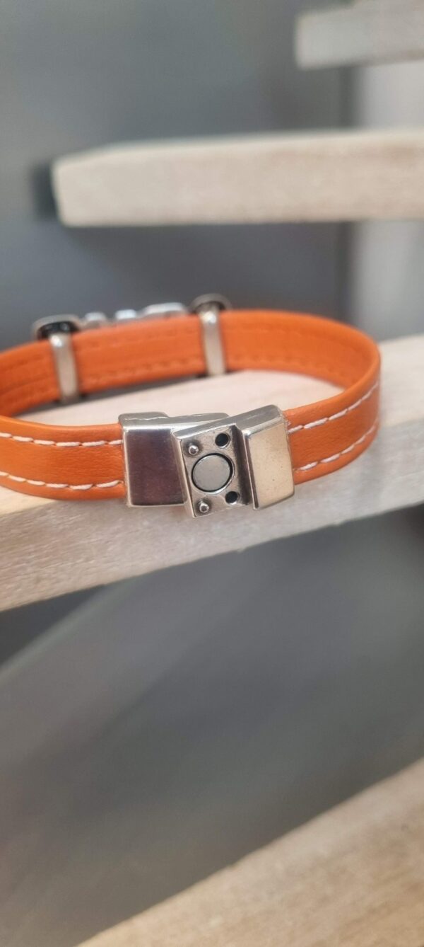 Bracelet femme en cuir orange et passant "LOVE"