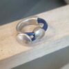 Bague femme anneau argenté cuir bleu et passant rond