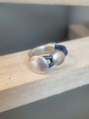 Bague femme anneau argenté cuir bleu et passant rond
