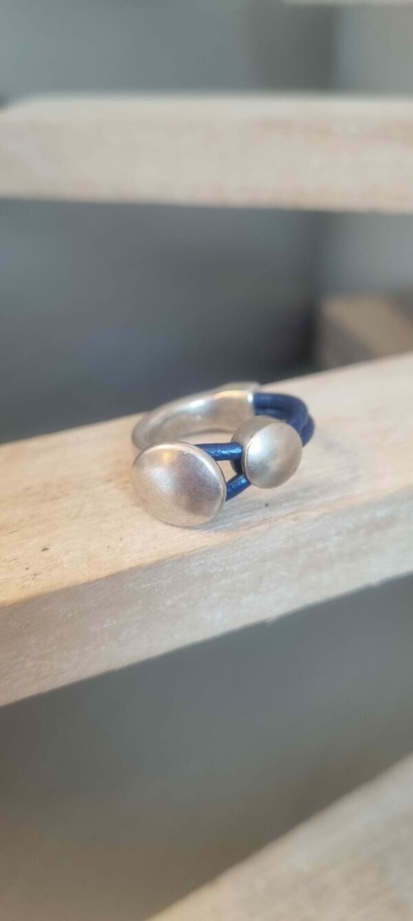 Bague femme anneau argenté cuir bleu et passant rond