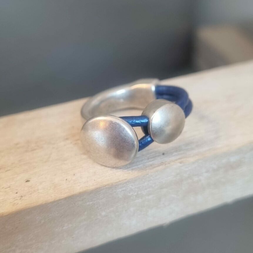 Bague femme anneau argenté cuir bleu et passant rond