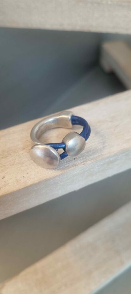 Bague femme anneau argenté cuir bleu et passant rond