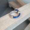 Bague femme anneau argenté cuir bleu et passant rond