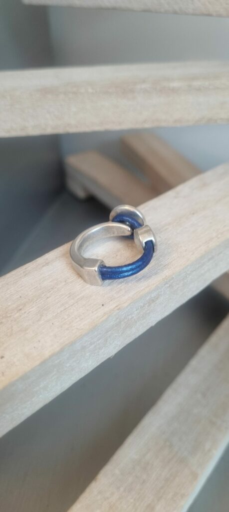 Bague femme anneau argenté cuir bleu et passant rond