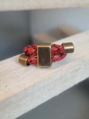 Bague mixte cuir rond tressé rouge et passant bronze