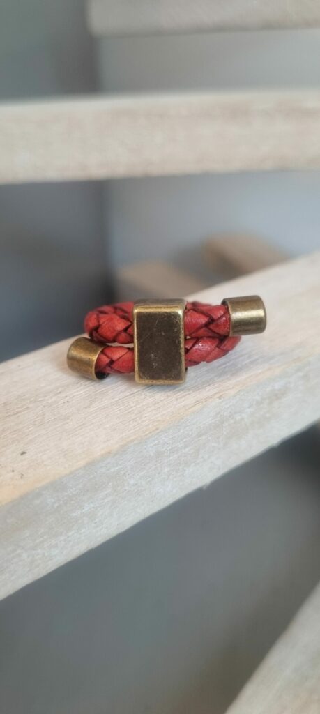 Bague mixte cuir rond tressé rouge et passant bronze