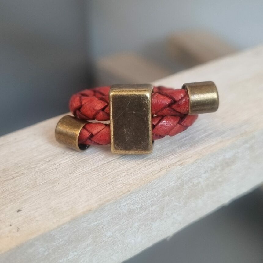 Bague mixte cuir rond tressé rouge et passant bronze