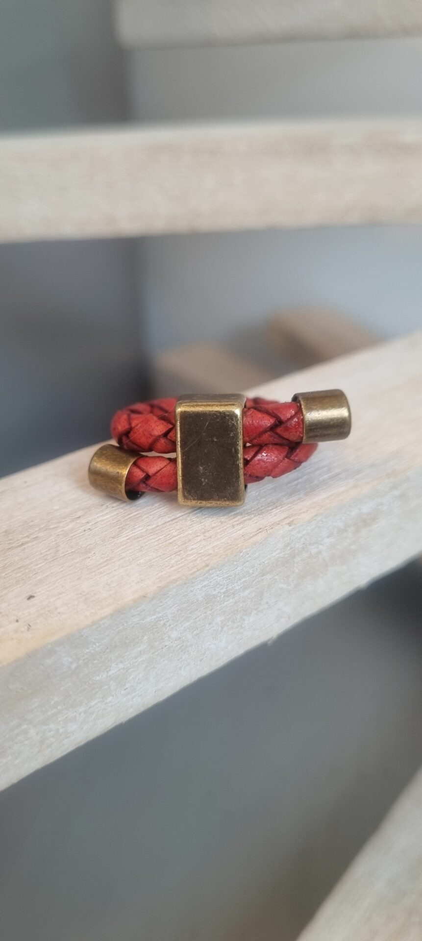 Bague mixte cuir rond tressé rouge et passant bronze