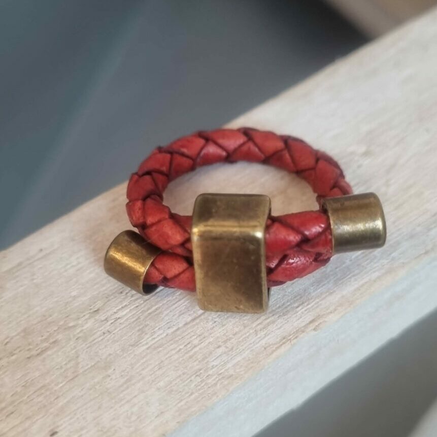 Bague mixte cuir rond tressé rouge et passant bronze