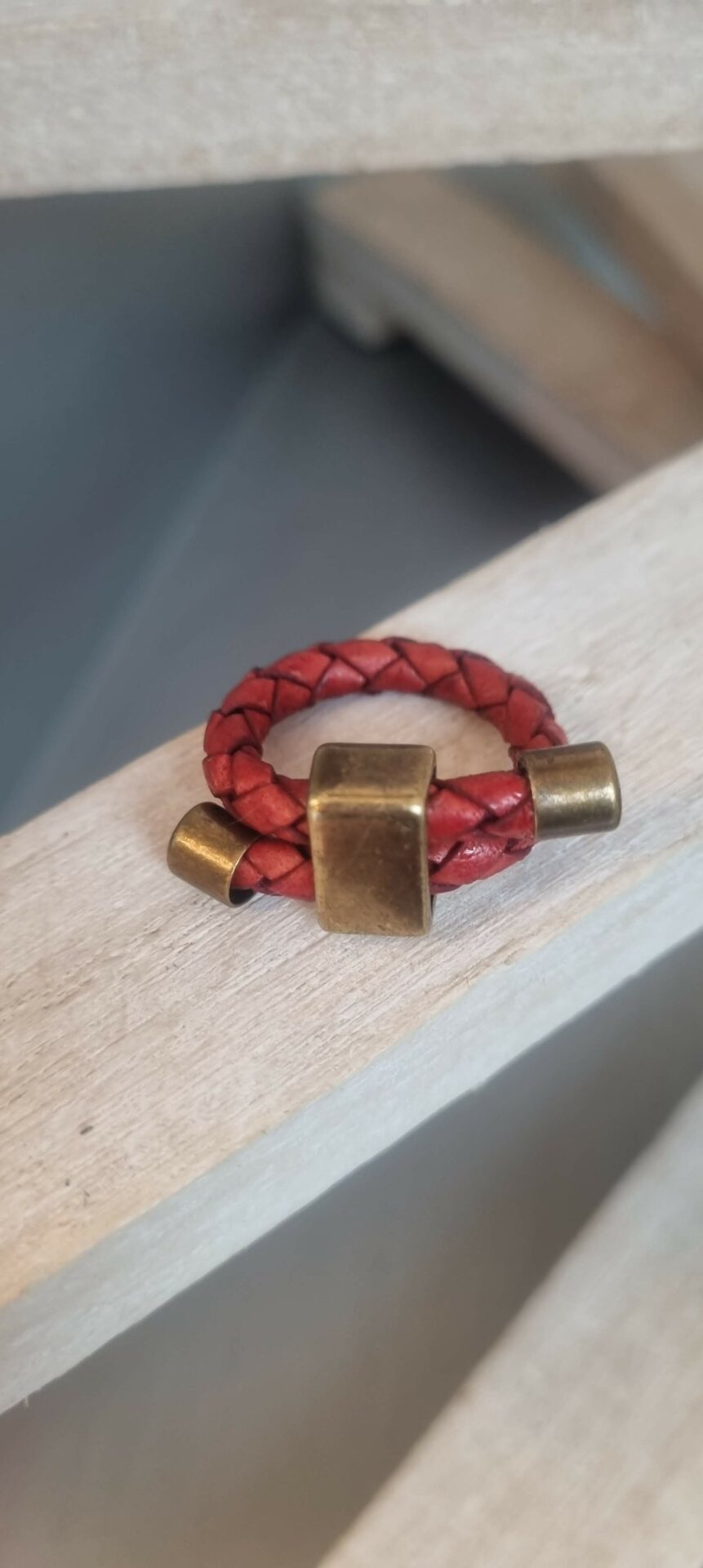 Bague mixte cuir rond tressé rouge et passant bronze