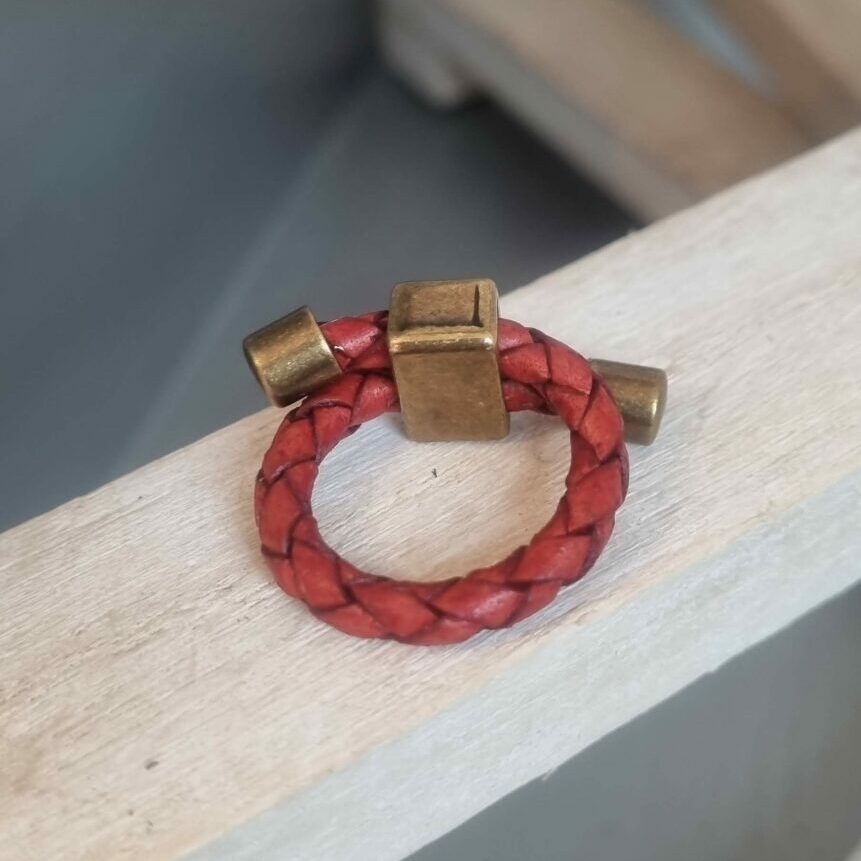 Bague mixte cuir rond tressé rouge et passant bronze