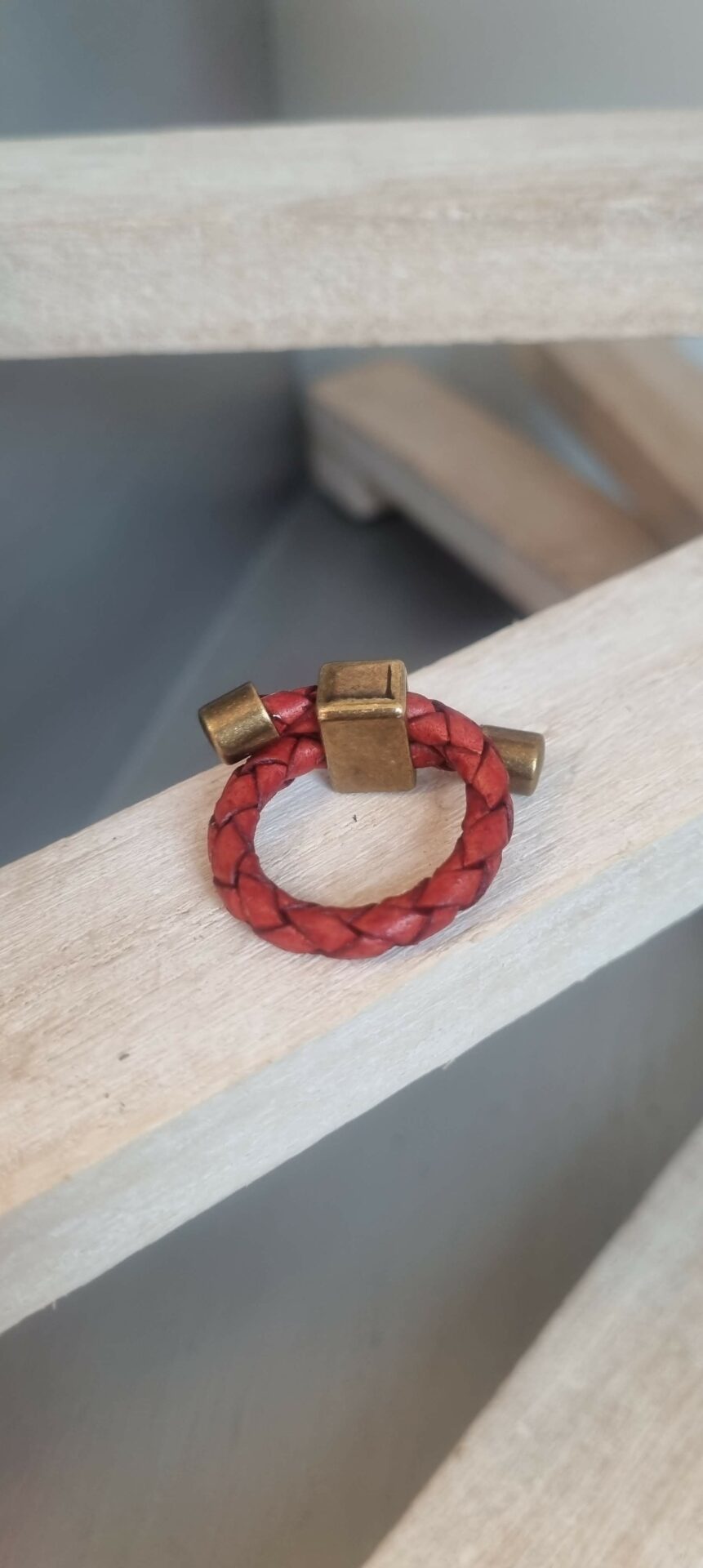 Bague mixte cuir rond tressé rouge et passant bronze