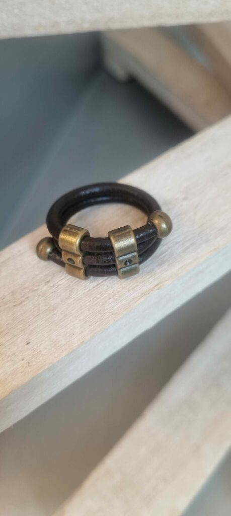 Bague homme cuir rond marron 3mm et passants bronzes