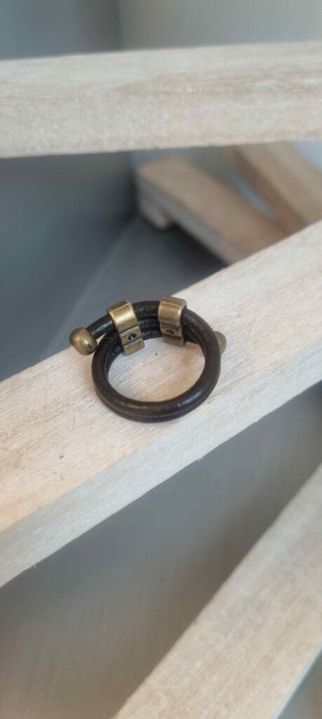 Bague homme cuir rond marron 3mm et passants bronzes