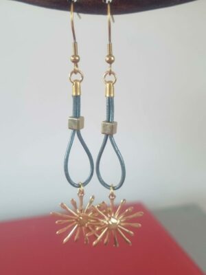 Boucles d'oreille femme en cuir rond aqua et son étincelle dorée