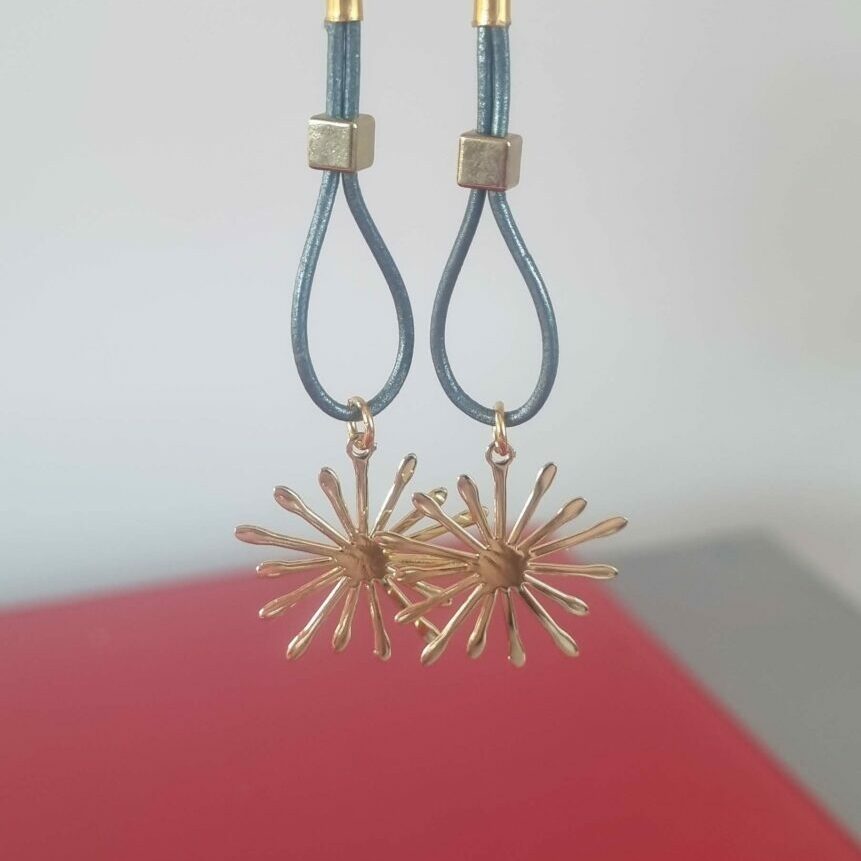 Boucles d'oreille femme en cuir rond aqua et son étincelle dorée