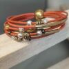 Bracelet femme en cuir rond orange et perles bronzes et argentées, tubes bronzes