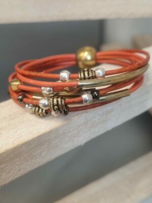Bracelet femme en cuir rond orange et perles bronzes et argentées, tubes bronzes