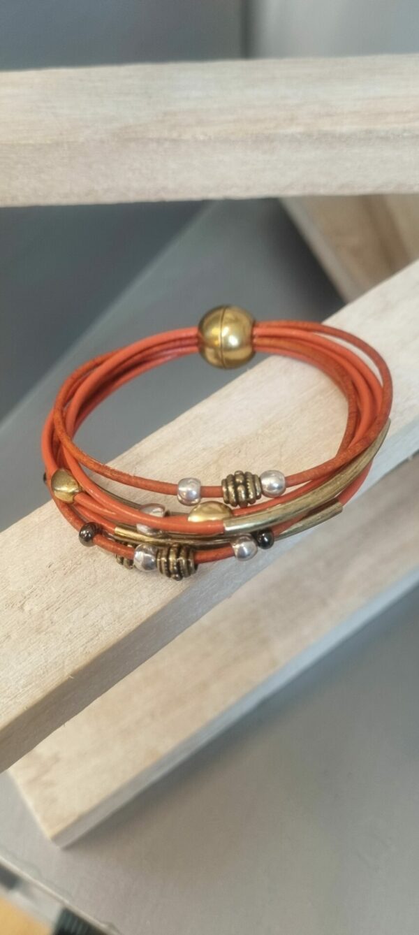 Bracelet femme en cuir rond orange et perles bronzes et argentées, tubes bronzes