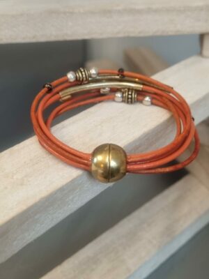 Bracelet femme en cuir rond orange et perles bronzes et argentées, tubes bronzes