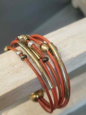 Bracelet femme en cuir rond orange et perles bronzes et argentées, tubes bronzes