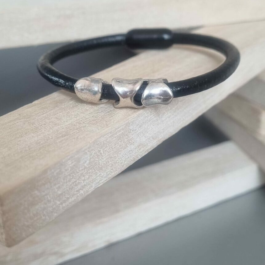 Bracelet homme cuir rond noir et osselets argentés