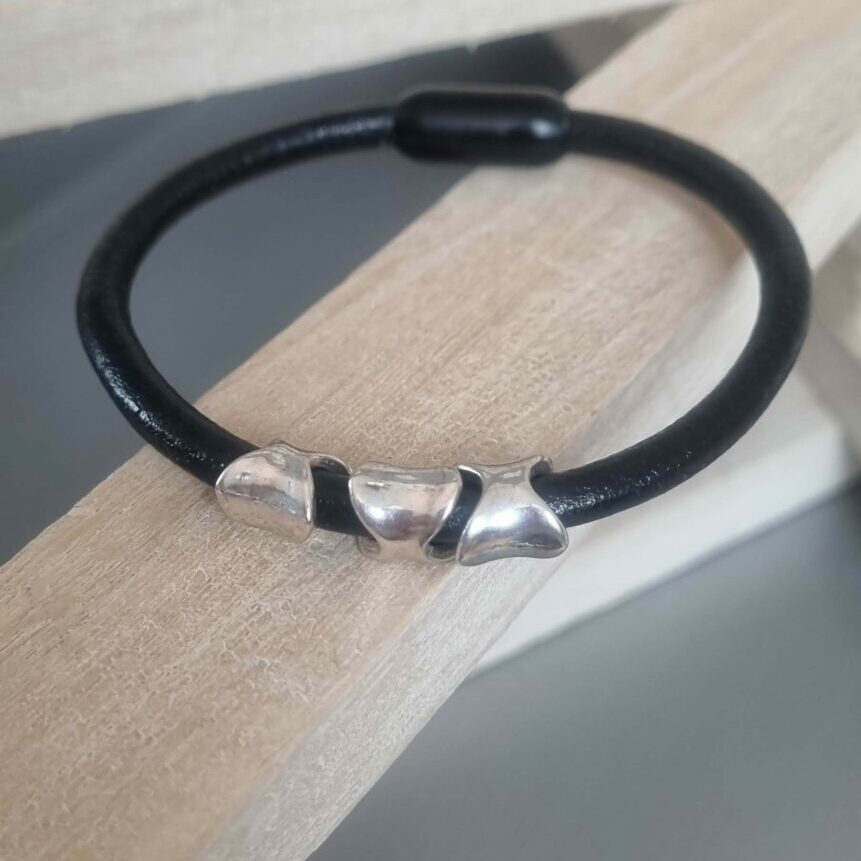 Bracelet homme cuir rond noir et osselets argentés