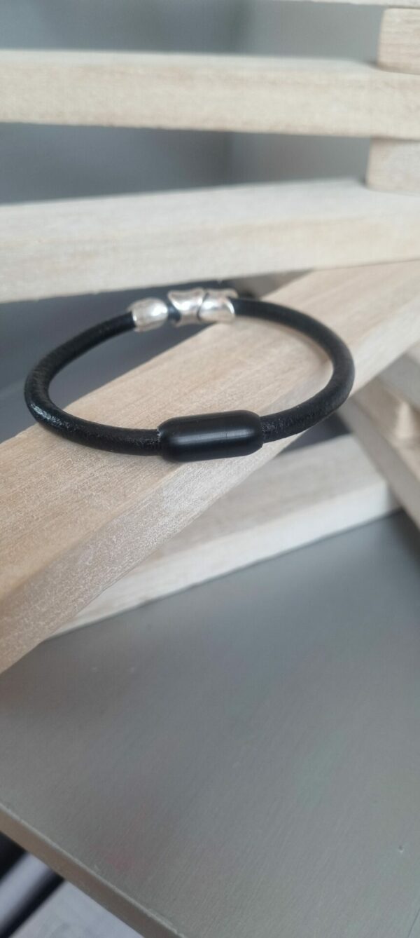 Bracelet homme cuir rond noir et osselets argentés