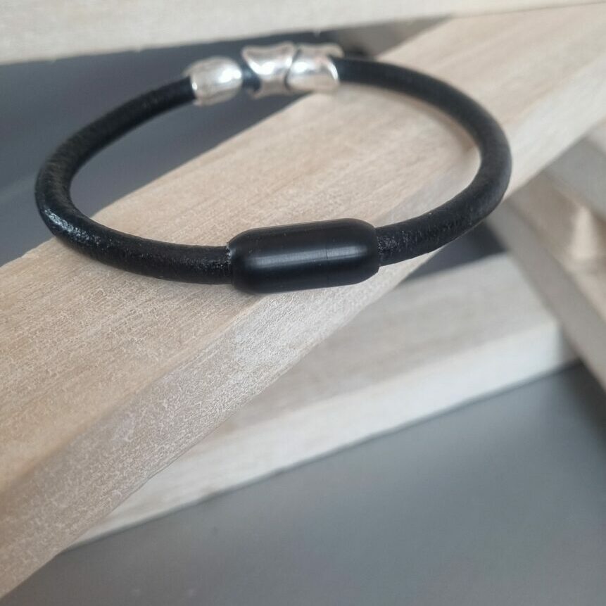 Bracelet homme cuir rond noir et osselets argentés