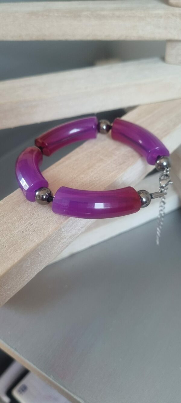 Bracelet femme en tubes acryliques violets et perles noires