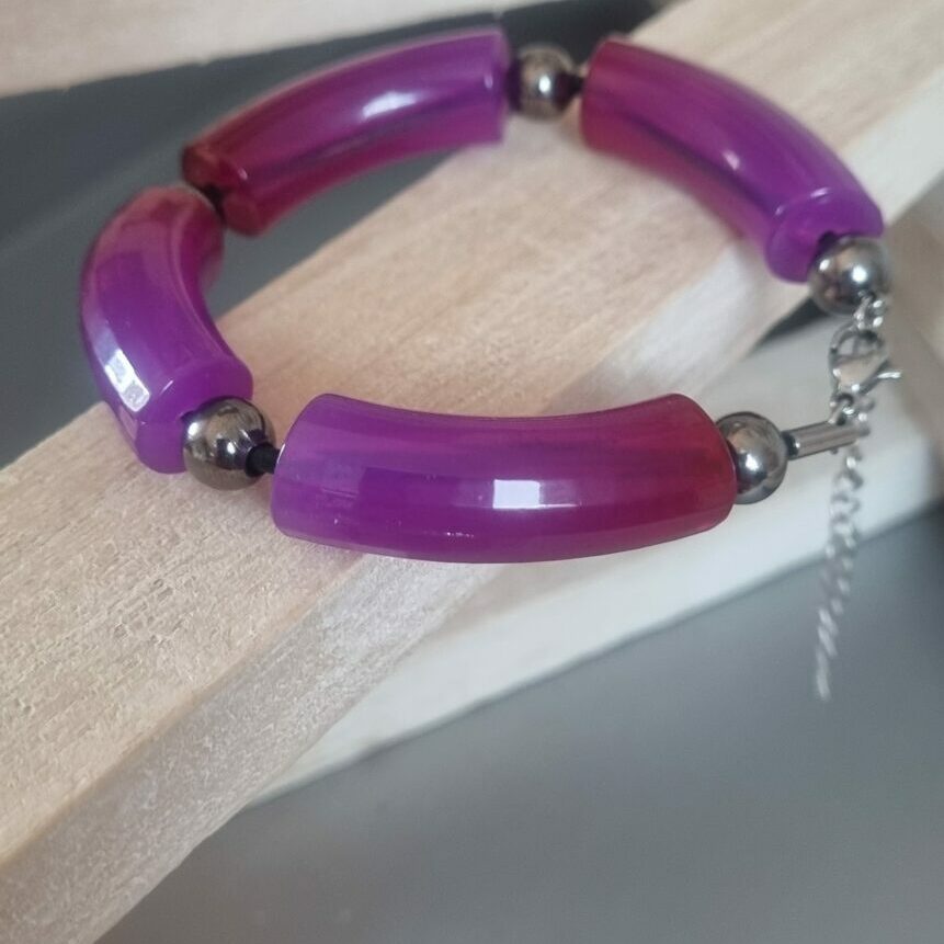 Bracelet femme en tubes acryliques violets et perles noires