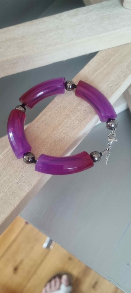 Bracelet femme en tubes acryliques violets et perles noires