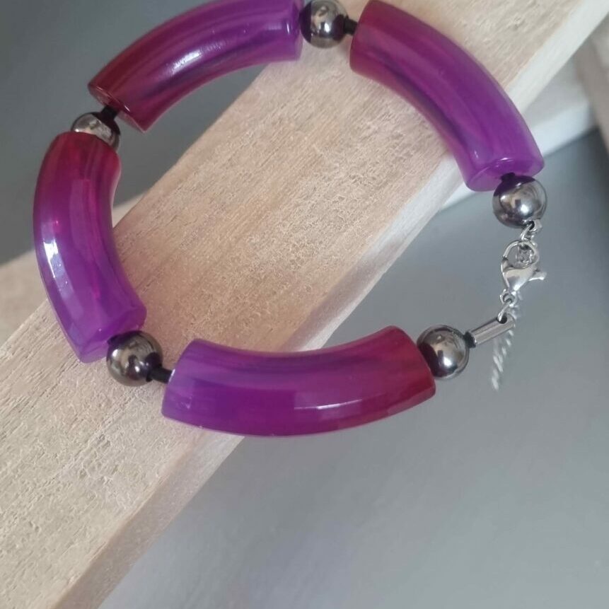 Bracelet femme en tubes acryliques violets et perles noires