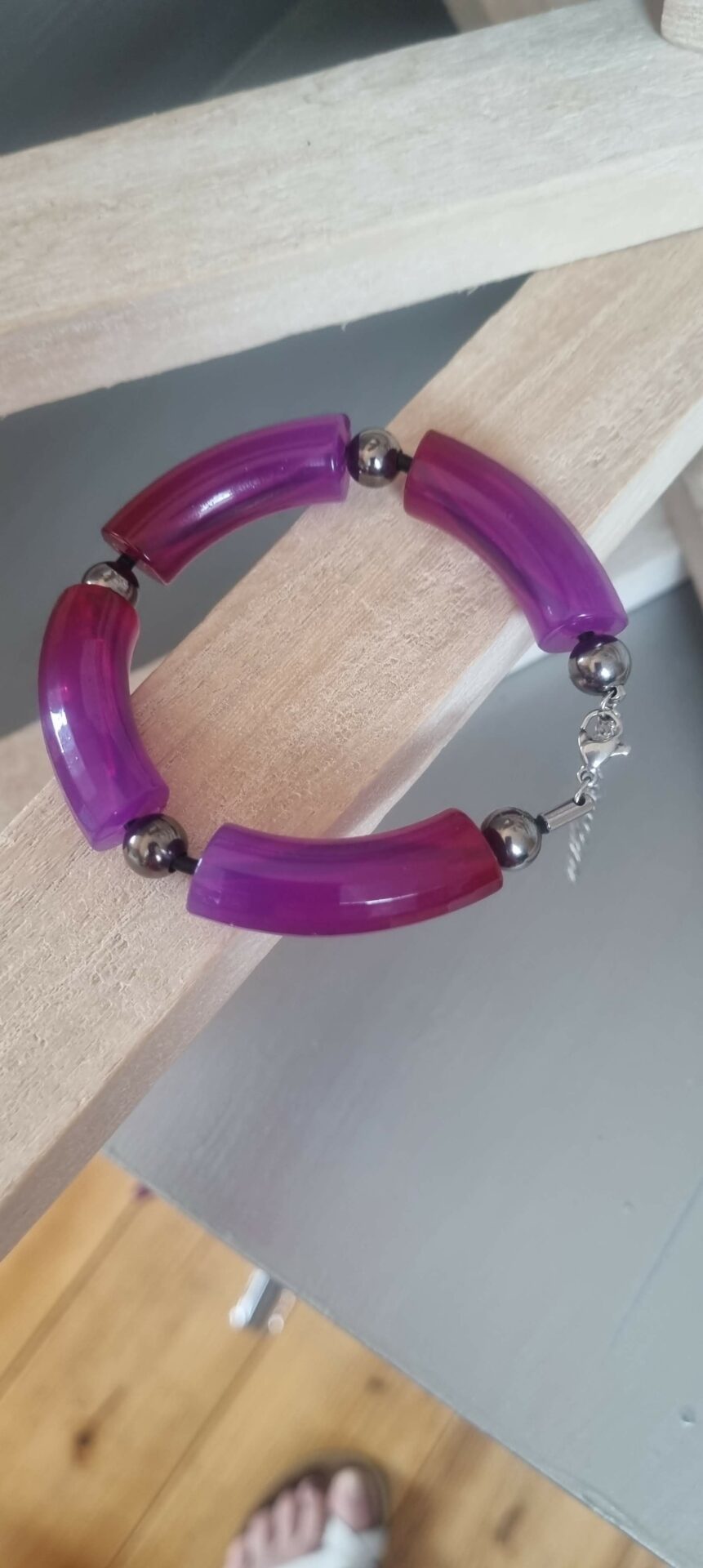 Bracelet femme en tubes acryliques violets et perles noires