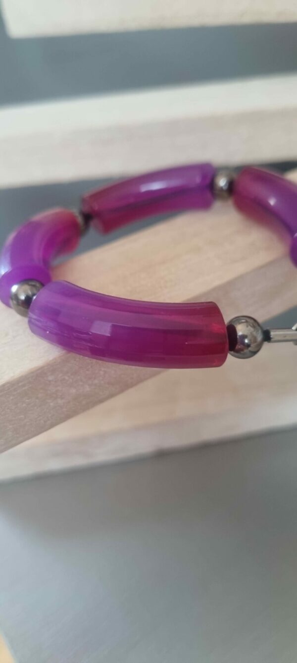 Bracelet femme en tubes acryliques violets et perles noires