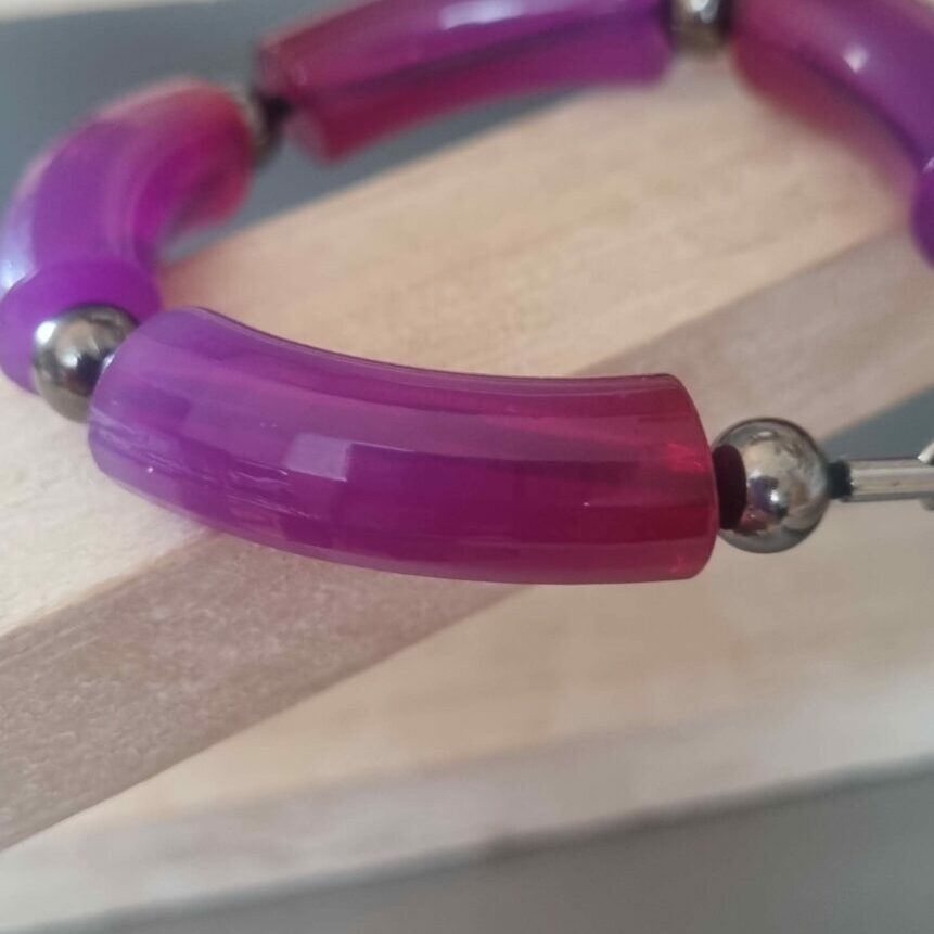 Bracelet femme en tubes acryliques violets et perles noires