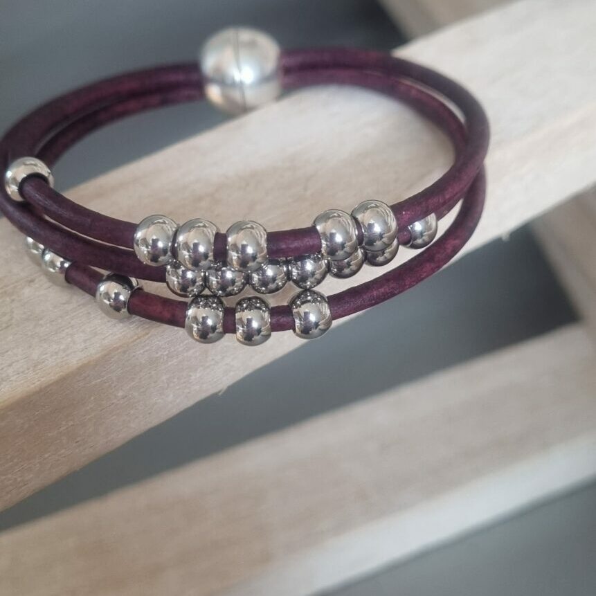 Bracelet femme en cuir rond violet et perles en acier