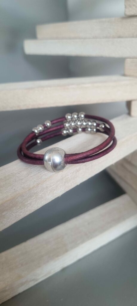 Bracelet femme en cuir rond violet et perles en acier