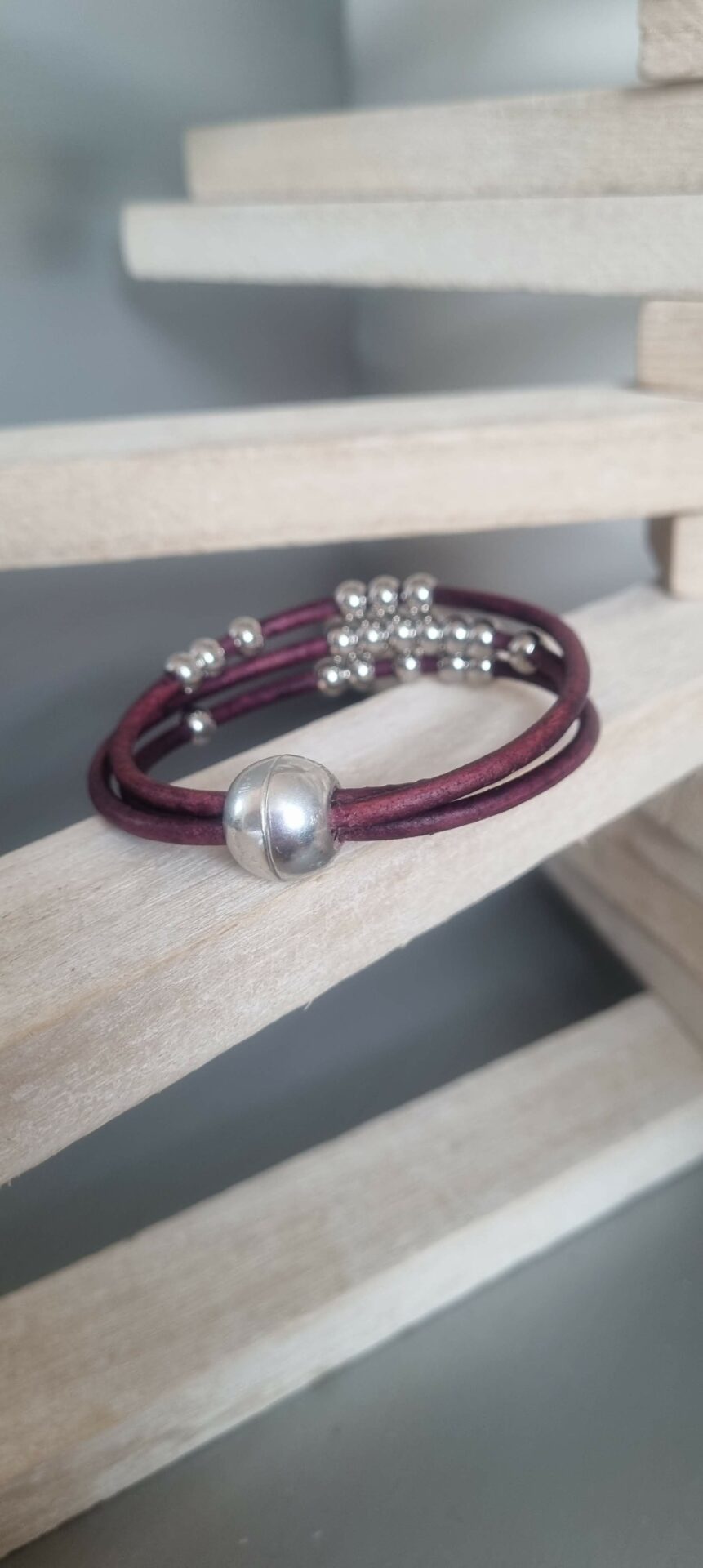 Bracelet femme en cuir rond violet et perles en acier