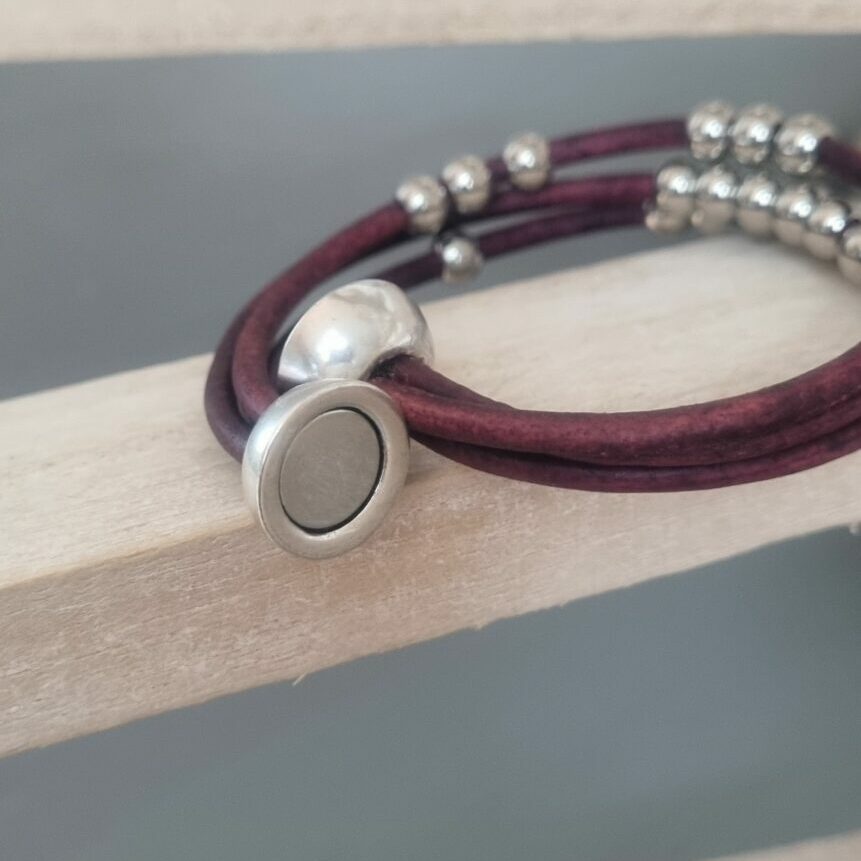 Bracelet femme en cuir rond violet et perles en acier