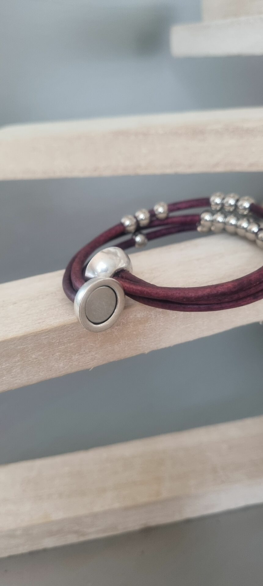 Bracelet femme en cuir rond violet et perles en acier