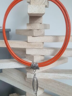 Collier femme en cuir rond orange et pendentif ellipse argenté